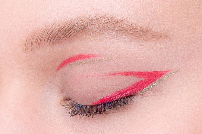 Colored Arrows: Trendy Makeup for Summer 2024 11