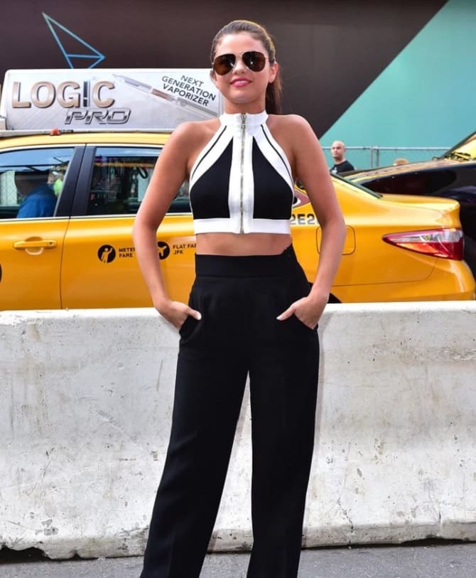 Black and white tops: the fashion trend of summer 2023 5