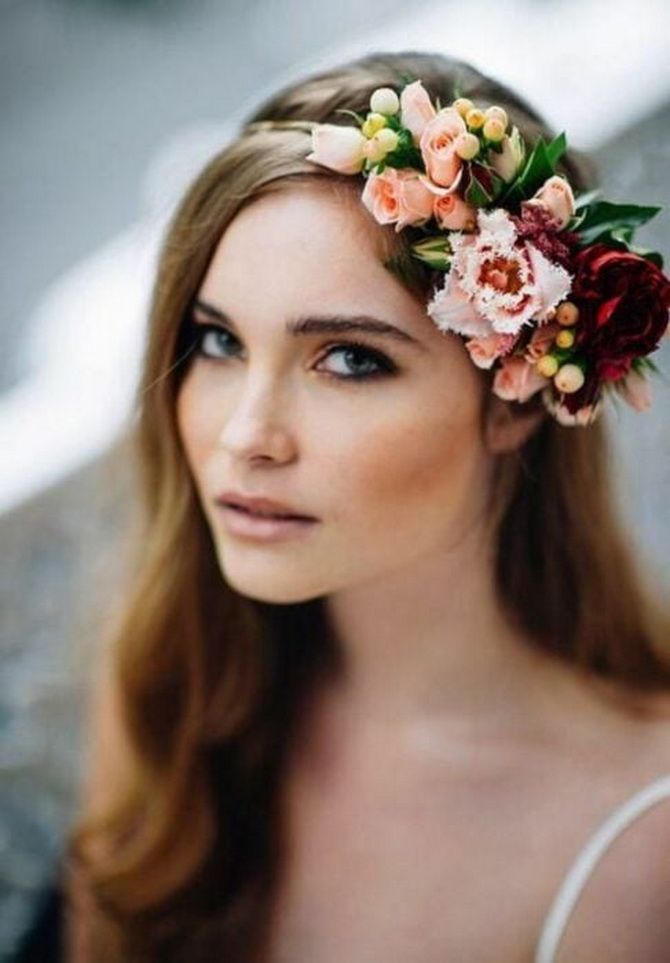 Hairstyles with fresh flowers: the magic of nature on your hair 1