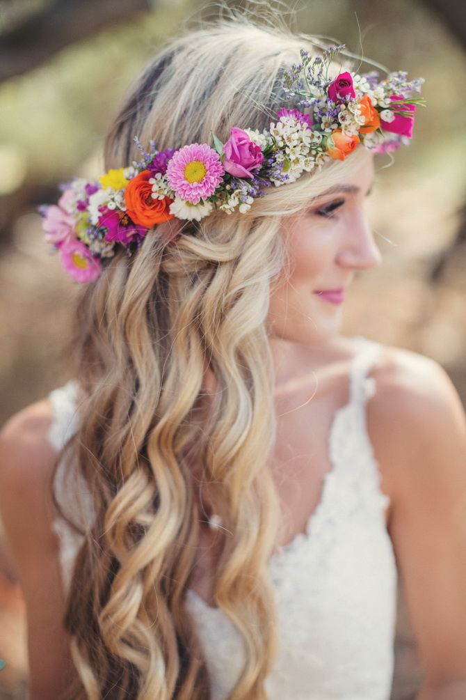 Hairstyles with fresh flowers: the magic of nature on your hair 2
