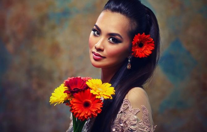 Hairstyles with fresh flowers: the magic of nature on your hair 12