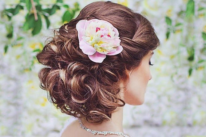 Hairstyles with fresh flowers: the magic of nature on your hair 13