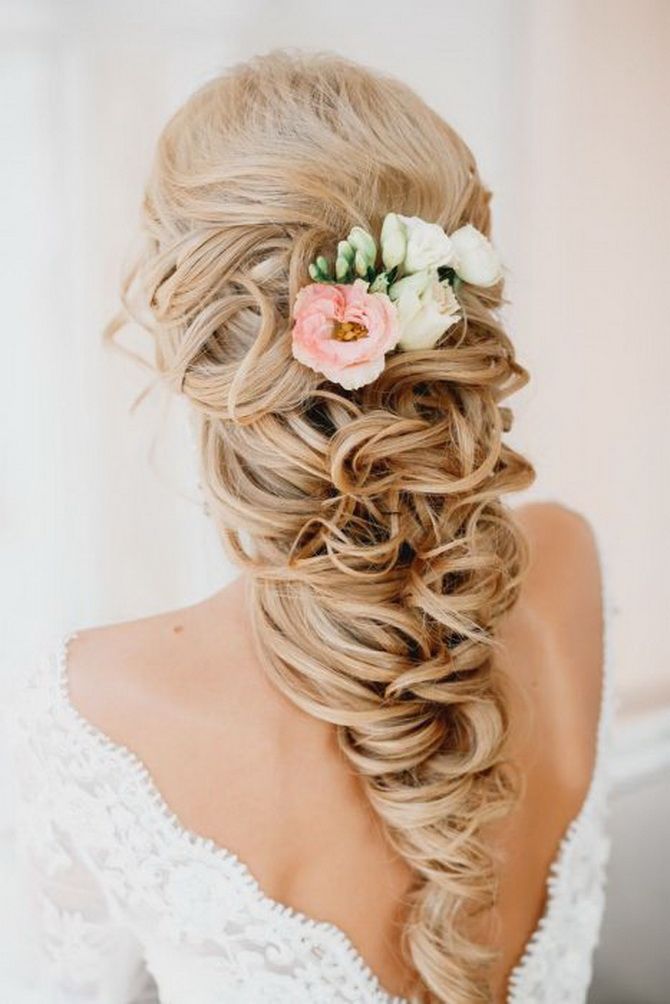 Hairstyles with fresh flowers: the magic of nature on your hair 10