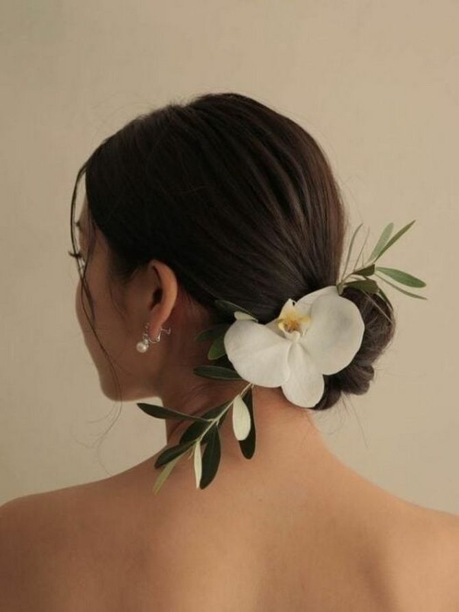 Hairstyles with fresh flowers: the magic of nature on your hair 17
