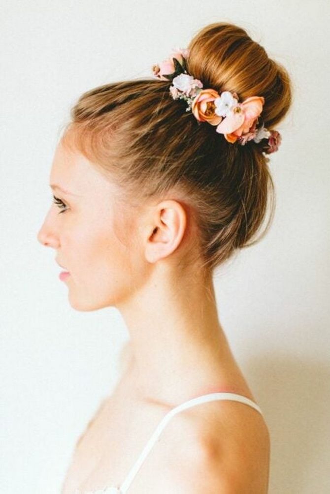 Hairstyles with fresh flowers: the magic of nature on your hair 16