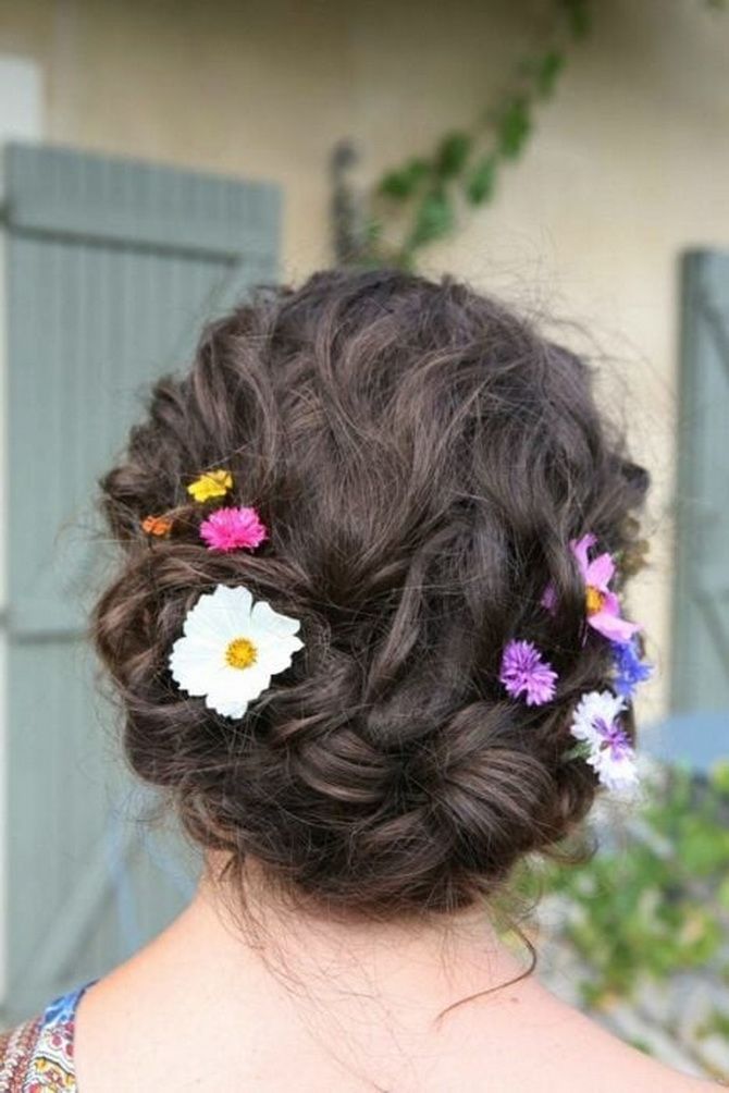 Hairstyles with fresh flowers: the magic of nature on your hair 18