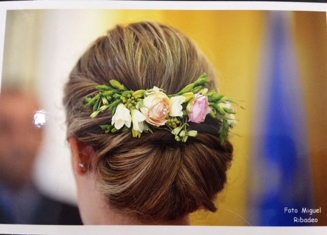 Frisuren mit frischen Blumen: Der Zauber der Natur auf Ihrem Haar 19