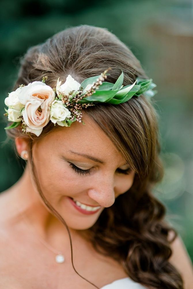 Hairstyles with fresh flowers: the magic of nature on your hair 3