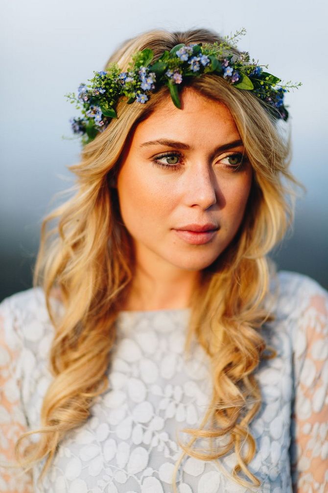 Hairstyles with fresh flowers: the magic of nature on your hair 4