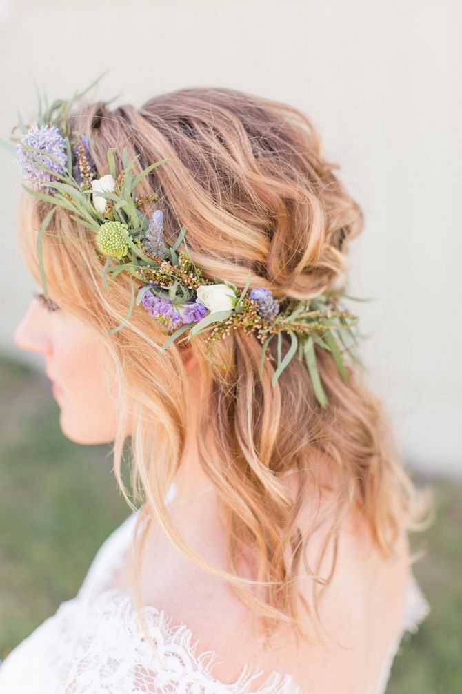 Hairstyles with fresh flowers: the magic of nature on your hair 5