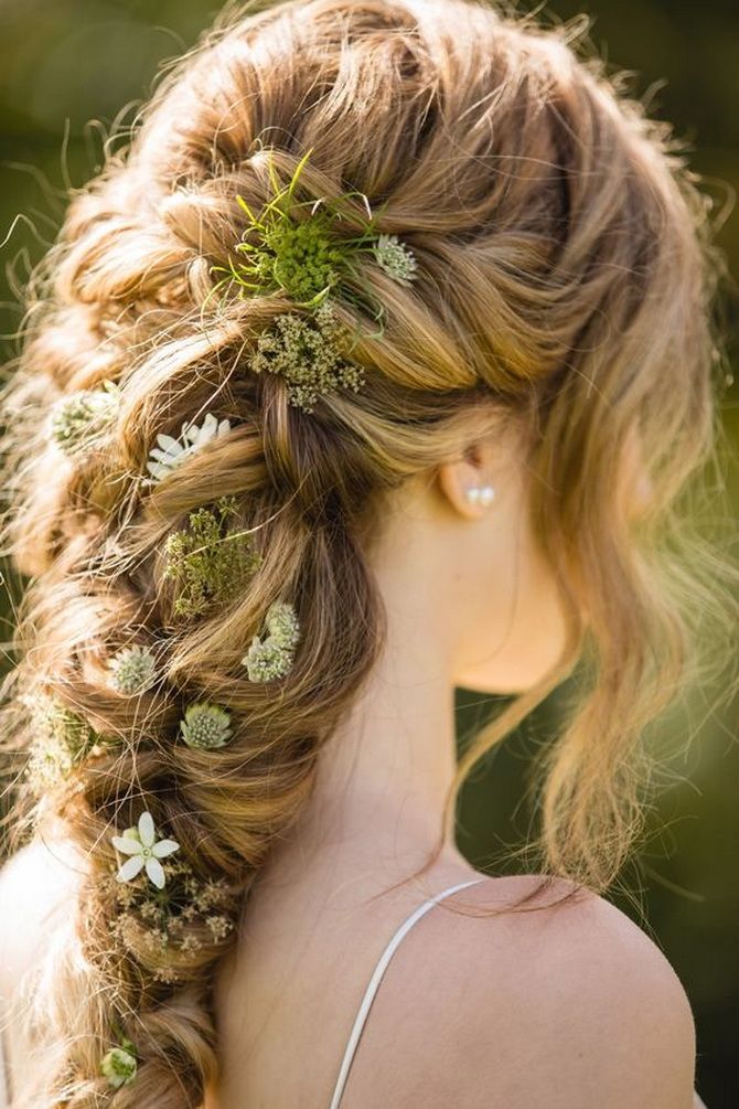 Hairstyles with fresh flowers: the magic of nature on your hair 22