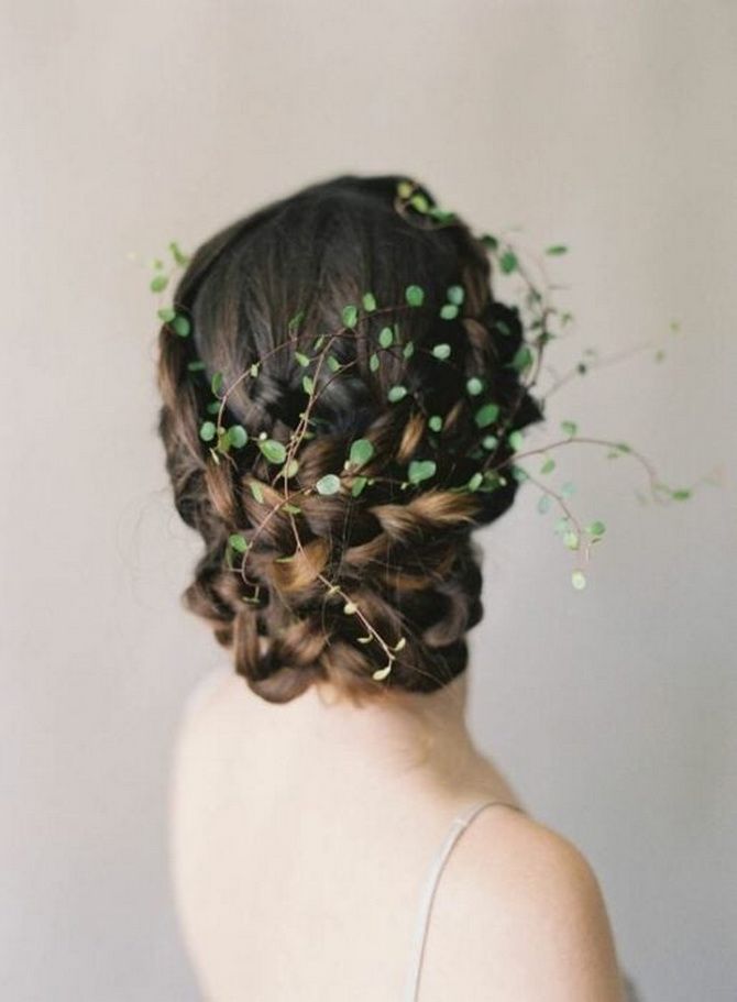 Hairstyles with fresh flowers: the magic of nature on your hair 21