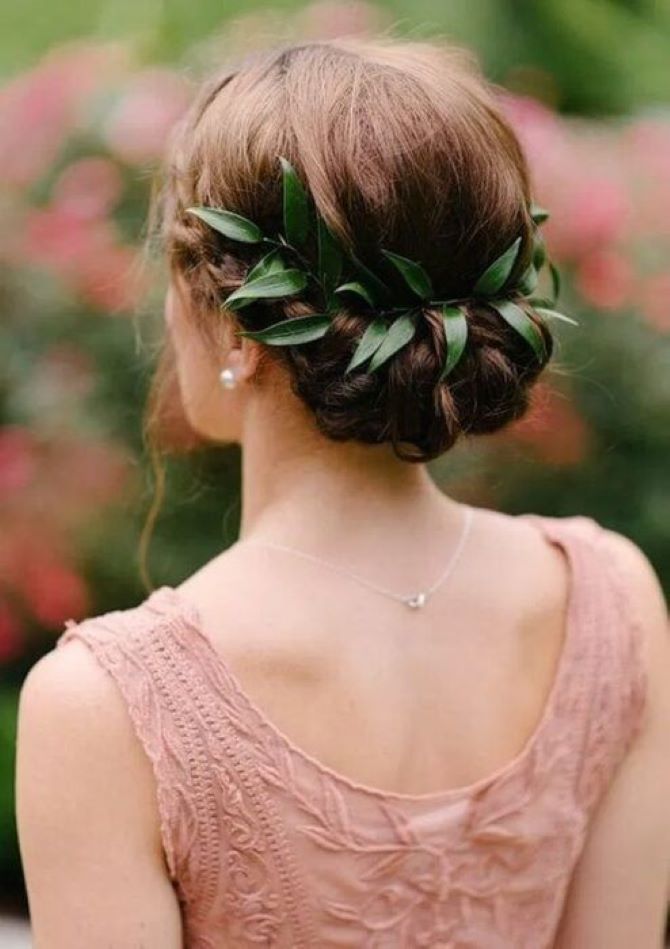 Hairstyles with fresh flowers: the magic of nature on your hair 25