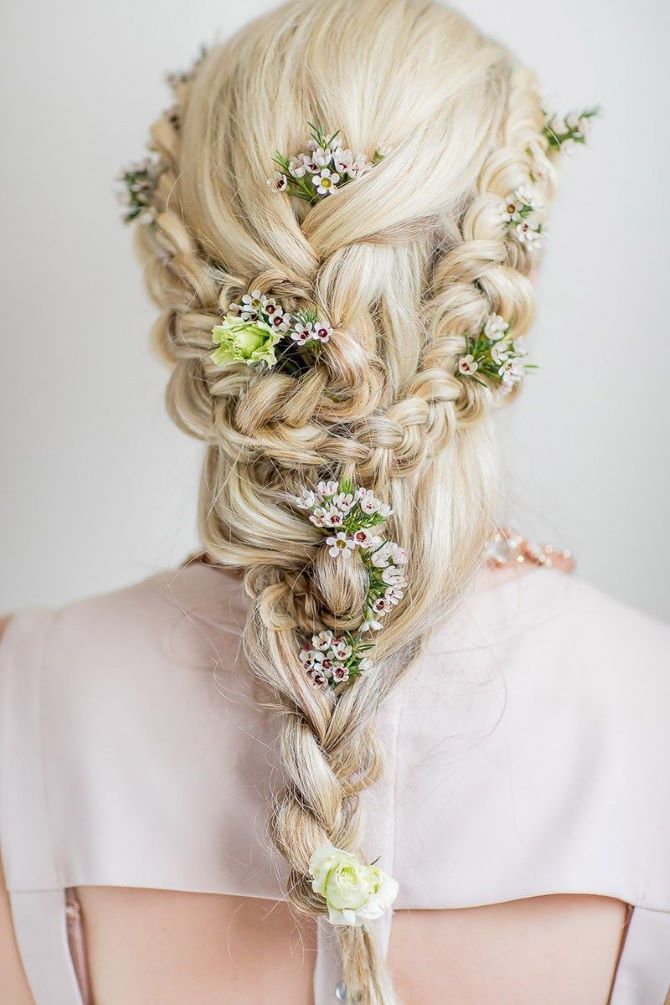Hairstyles with fresh flowers: the magic of nature on your hair 24