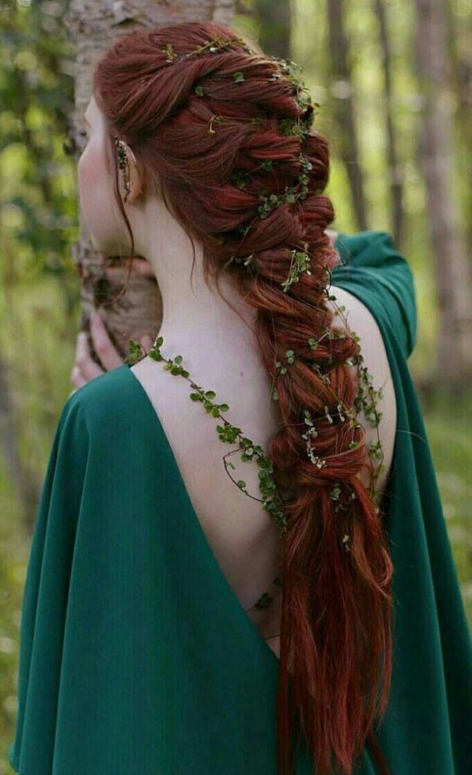 Hairstyles with fresh flowers: the magic of nature on your hair 23