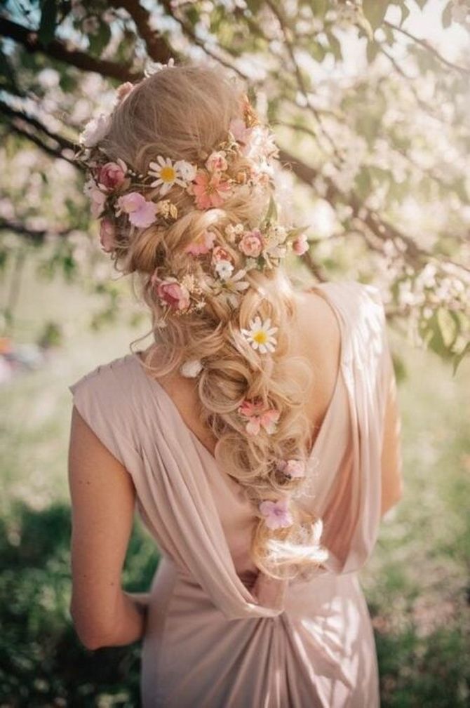 Hairstyles with fresh flowers: the magic of nature on your hair 6