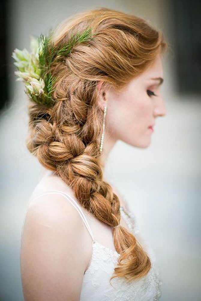 Hairstyles with fresh flowers: the magic of nature on your hair 7