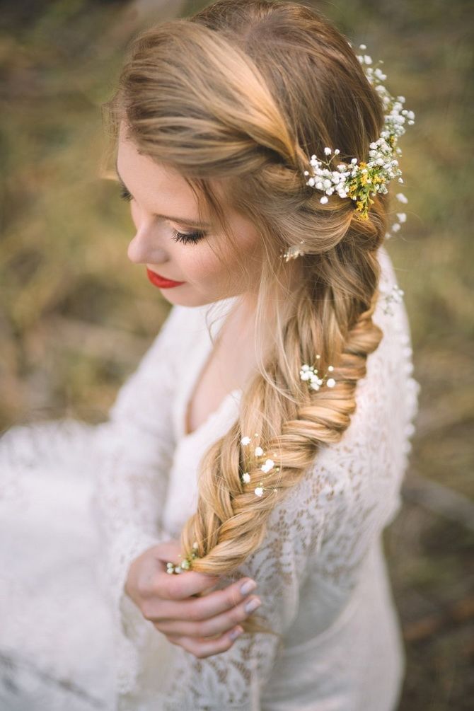 Hairstyles with fresh flowers: the magic of nature on your hair 8