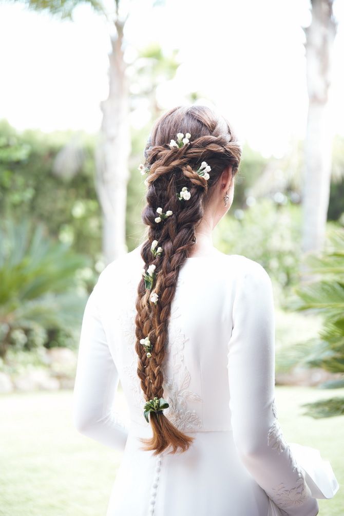 Hairstyles with fresh flowers: the magic of nature on your hair 9
