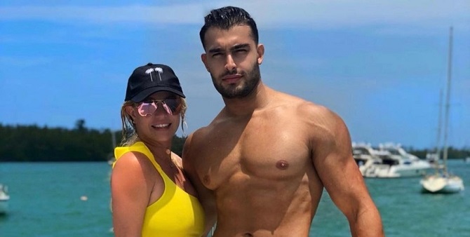 Britney Spears beschuldigte Sam Asghari, für ihren Vater zu arbeiten 2