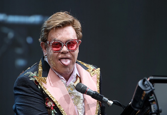 Elton John wurde dringend ins Krankenhaus eingeliefert 2