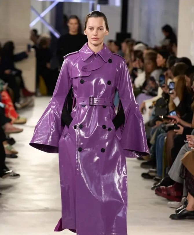 Fashionable raincoats for autumn 2023: trendy models for women 14