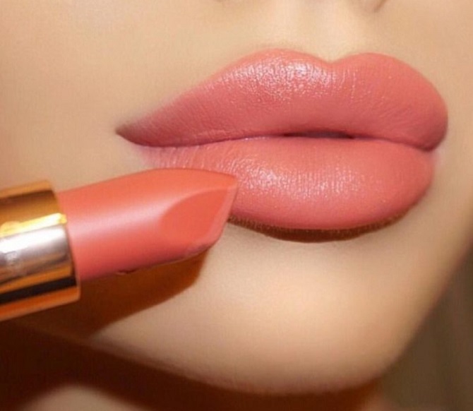 5 trendige Lippenstiftfarben für den Herbst 2023 14