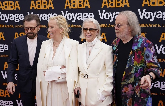 The soloist of the legendary band ABBA released a solo single 1