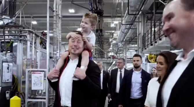Elon Musk showed his eldest son X from Grimes 3