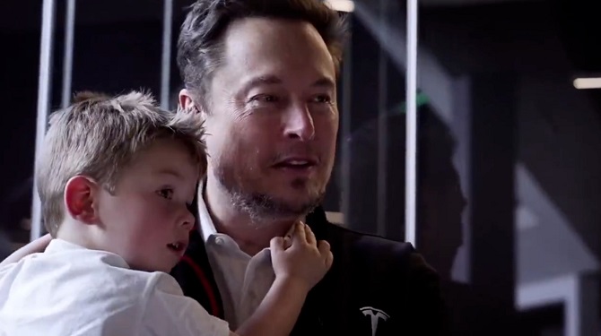 Elon Musk showed his eldest son X from Grimes 1
