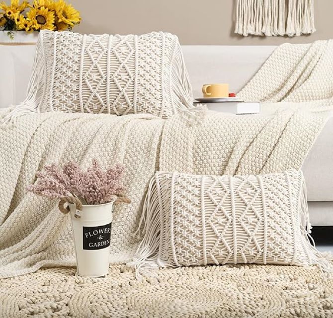 A cozy touch: how to decorate the interior with decorative pillows 7