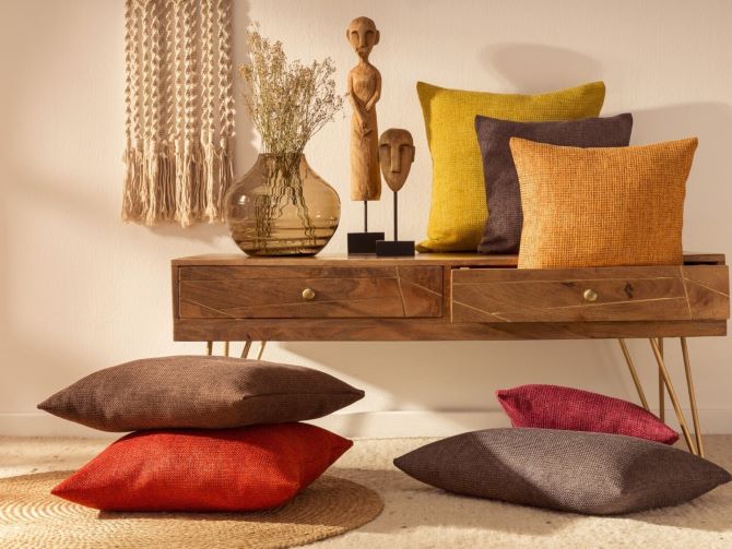 A cozy touch: how to decorate the interior with decorative pillows 3