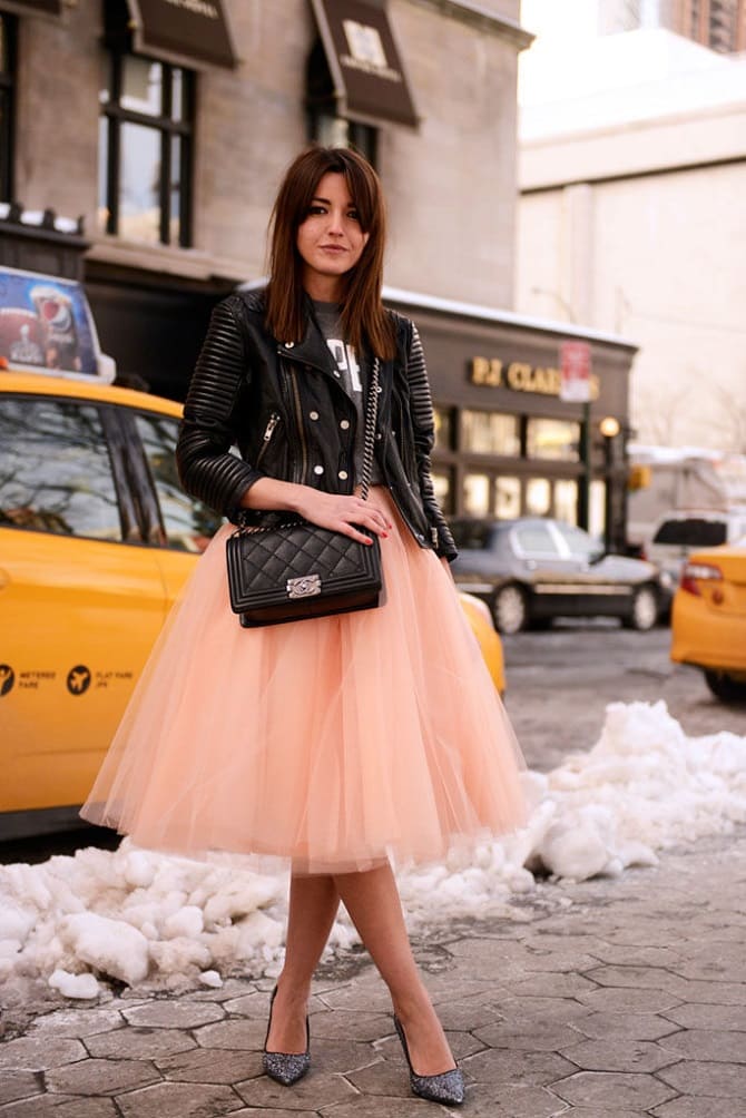 What to wear with a tulle skirt in September 2023: examples with photos 2