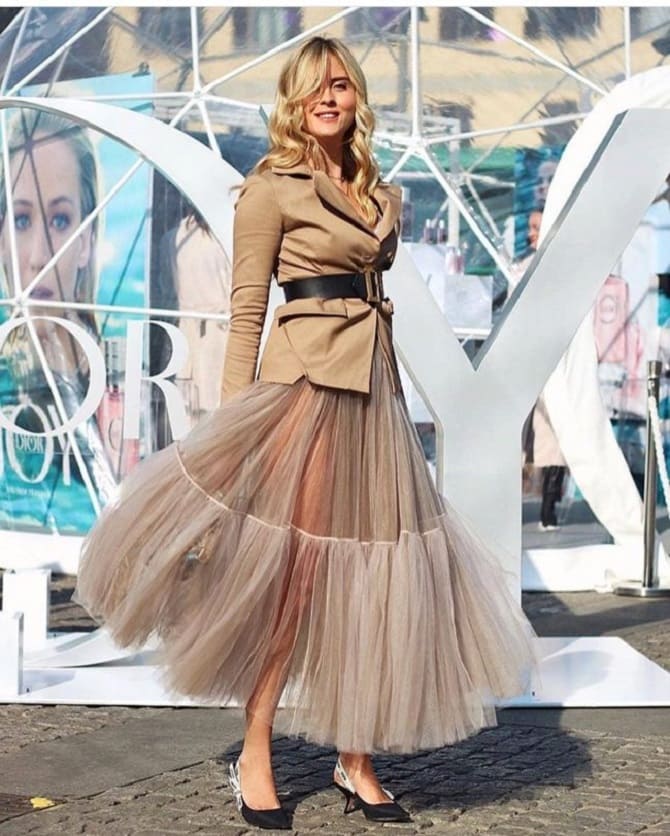 What to wear with a tulle skirt in September 2023: examples with photos 11