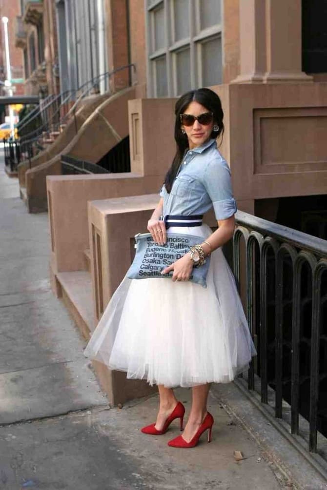 What to wear with a tulle skirt in September 2023: examples with photos 14