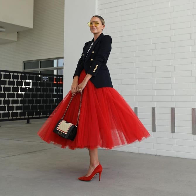 What to wear with a tulle skirt in September 2023: examples with photos 5
