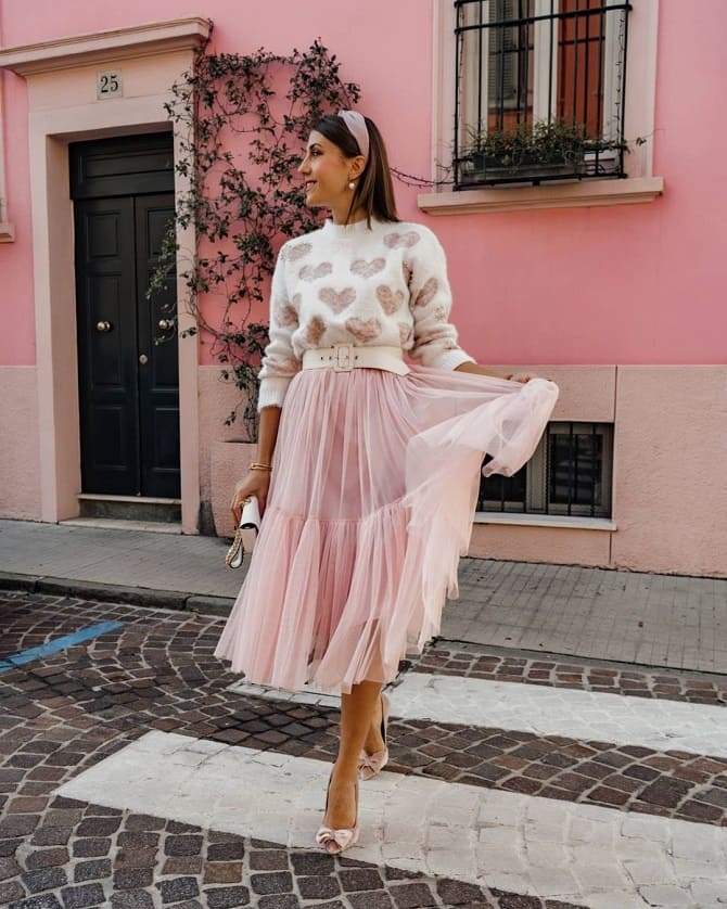 What to wear with a tulle skirt in September 2023: examples with photos 9