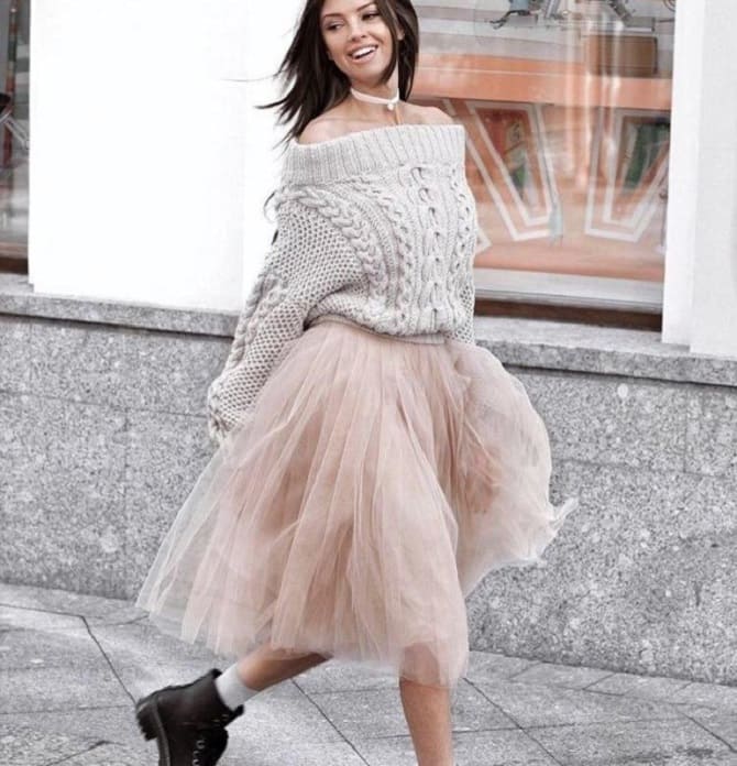 What to wear with a tulle skirt in September 2023: examples with photos 10