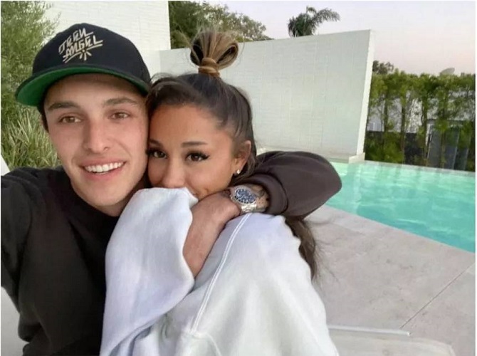 Ariana Grande is officially divorcing her husband 1