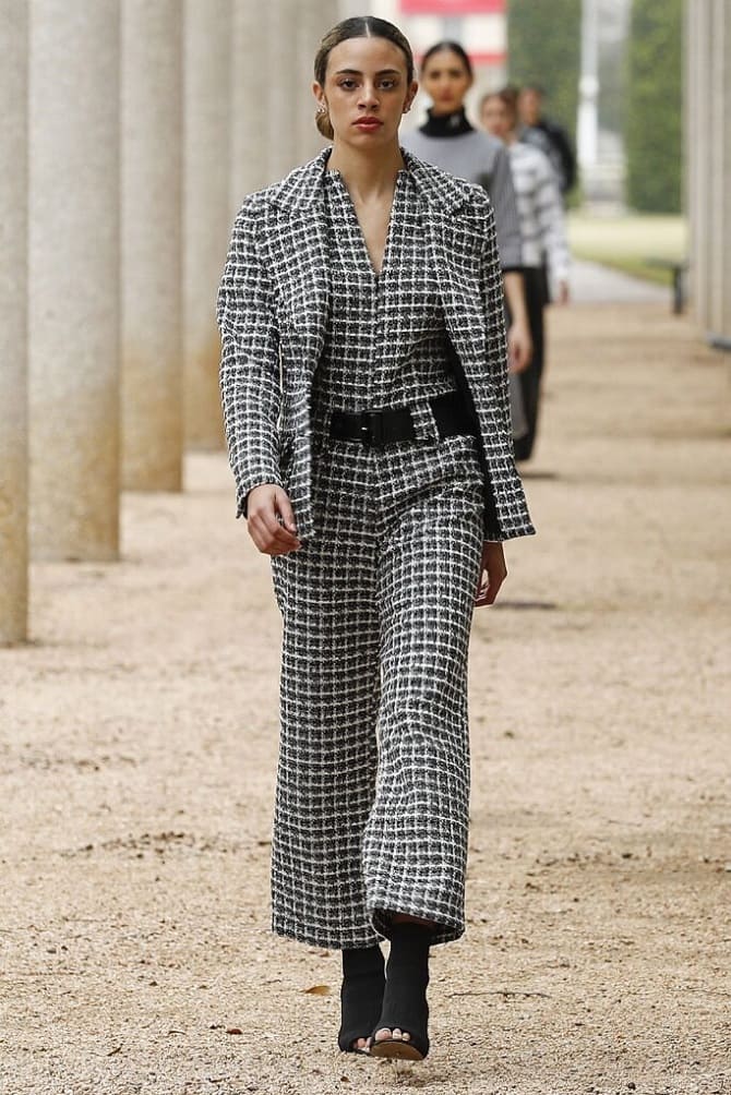 Fashionable women’s checkered jacket: current models for autumn 2