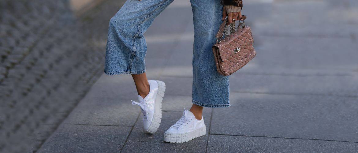 How to Wear Jeans with Sneakers: 5 Fashionable Combinations (+bonus video)