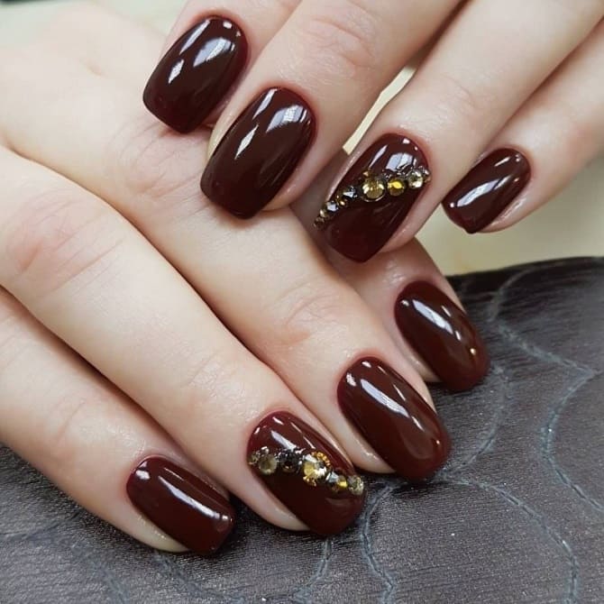 Brown manicure for fall 2023: fashionable nail design 3