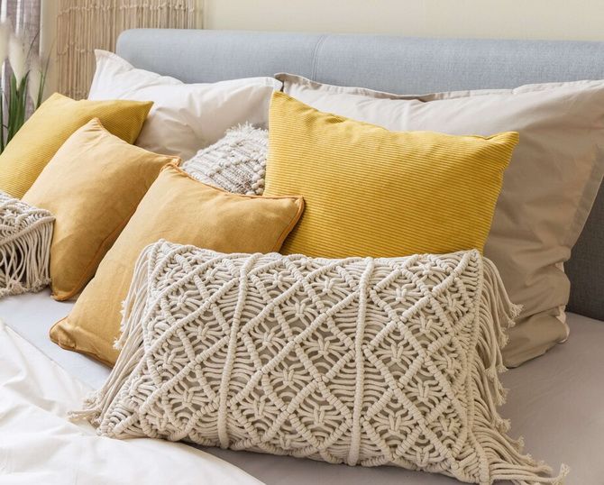 A cozy touch: how to decorate the interior with decorative pillows 5