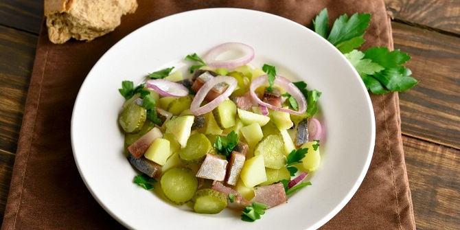 Delicious salads with herring in 5 minutes: simple recipes 1