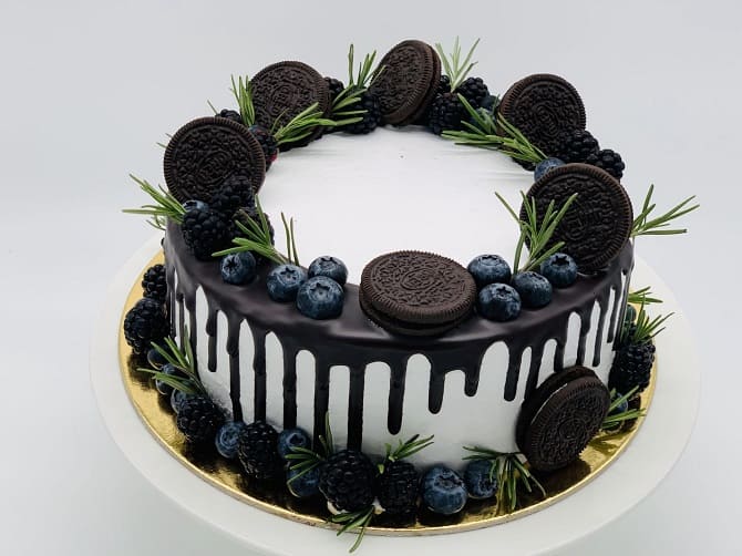 Cake decor with cookies: original design options for delicacies 2