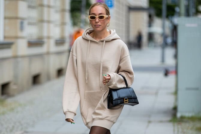 What to wear with a hoodie in fall 2023: fashion ideas for women 12