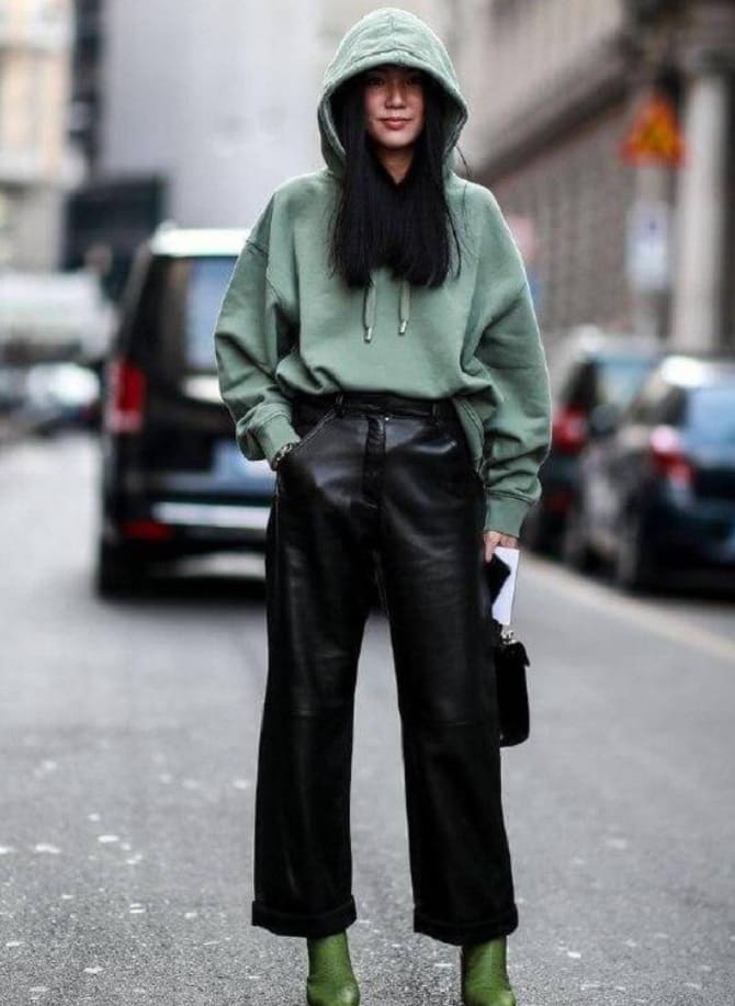 What to wear with a hoodie in fall 2023: fashion ideas for women 13