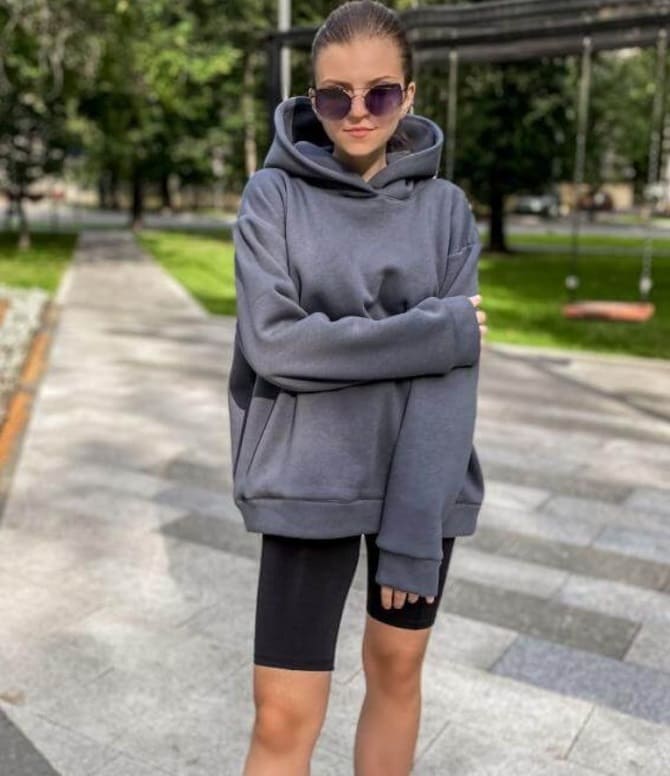 What to wear with a hoodie in fall 2023: fashion ideas for women 14