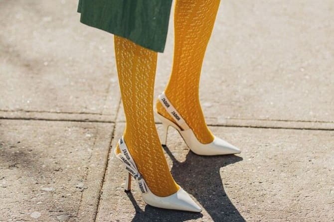 Fashionable colored tights: how to wear this fall 5