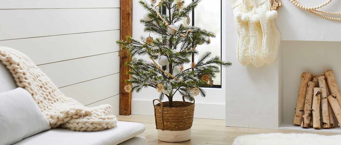 How to decorate the bottom of a Christmas tree: ideas with photos